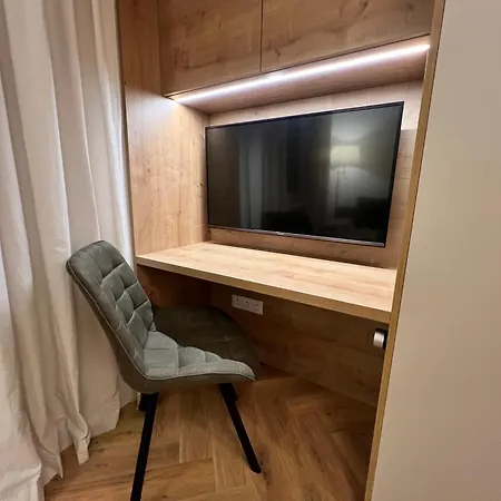 Stylish Studio At 500 Bytov Apartment *